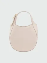 Bolso bandolera pequeño de cuero color marfil, con correa ajustable y cierre superior.