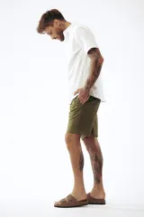 Camisa blanca de manga corta con cuello clásico y cierre frontal con botones.