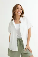 Camisa blanca de lino con mangas cortas y cuello camisero.