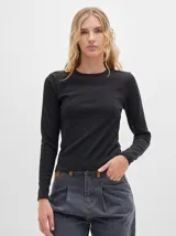 Remera gris de tejido acanalado, cuello redondo y corte crop.