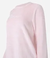 Conjunto de pijama largo de fleece, compuesto por una blusa de manga larga con cuello redondo y bordado "love", y un pantalón con cintura elástica, puños ajustados y estampado de cuadros.