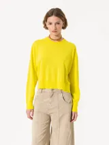 Sweater tejido suave y flojo, color crudo, con cuello redondo y mangas largas.