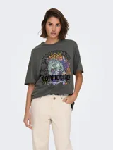 Camiseta gris oscuro de algodón con estampado de leopardo y texto en estilo rockero.
