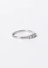 Anillo de plata 925 con tres zirconias centrales y zirconias más pequeñas en los laterales.