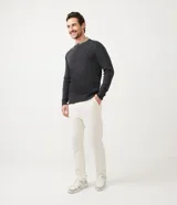 Sweater gris de tejido de punto con cuello redondo y mangas largas. Corte clásico.
