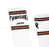 Par de medias blancas con puntera y talón negros. Una media tiene el logo de Santa Cruz y la otra el logo de Thrasher.