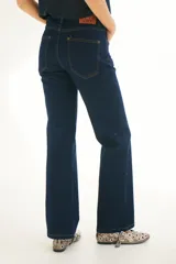 Pantalón de jean negro de corte recto con costuras en color ocre.