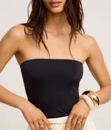 Blusa roja ajustada sin breteles, confeccionada en poliamida y elastano.