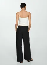 Pantalón negro de vestir, de tiro medio y corte recto.