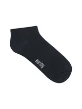Kit de tres pares de medias blancas de algodón, tipo soquete, con logo de la marca Hering en el lateral.