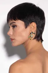 Aros colgantes con forma de tucán, con detalles de strass y plumas.
