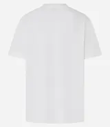 Remera de algodón color blanco con estampa de galería de arte en blanco y negro.