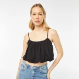 Musculosa corta negra con breteles finos y escote recto con fruncido.