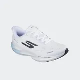 Championes de running Skechers Aero Spark, color blanco con detalles en negro y suela con degradado azul claro. Presentan un diseño aerodinámico con logo lateral en negro, placa H con infusión de carbono y amortiguación HYPER BURST ICE™.