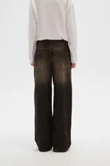 Pantalón de jean marrón con efecto desgastado, corte ancho y tiro bajo.