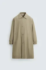 Gabardina color beige de corte recto, con cuello solapa, cierre frontal con botones, bolsillos laterales y puños ajustables con trabilla.