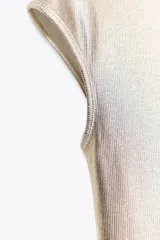 Camiseta dorada de cuello redondo y manga corta, con tejido metalizado.