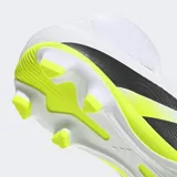 Championes de fútbol Adidas Predator Club con diseño de caña media, color blanco con detalles en negro y amarillo flúor. Poseen exterior sintético con textura Strikeprint para mayor control y suela versátil para multiterreno.