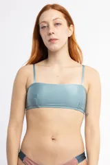 Top de bikini celeste con escote recto, breteles finos elásticos y doble tira en la espalda.
