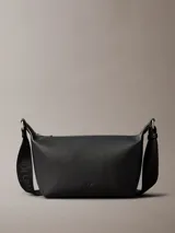 Bandolera negra de Calvin Klein con correa ancha con el logo de la marca.