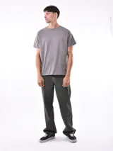 Remera gris de corte regular y mangas cortas.