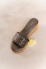 Sandalia con plataforma de corcho y capellada tejida de cuero vacuno color beige.