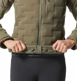 Campera negra con diseño acolchado y cierre frontal, ideal para actividades al aire libre.