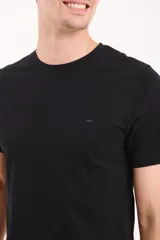 Remera negra de manga corta con cuello redondo y logo pequeño bordado en el pecho.