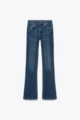 Jeans de tiro medio con cintura con trabillas, cinco bolsillos y corte bootcut.