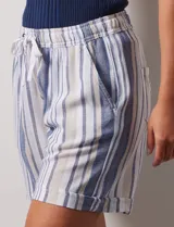 Short azul de lino con pretina elastizada, lazo de ajuste y bolsillos delanteros.