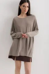 Sweater color crema de viscosa, poliéster, elastano y lurex, de corte holgado y mangas largas.