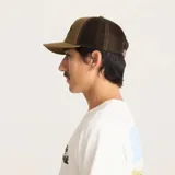 Gorro tipo trucker color marrón con panel frontal de tela y malla trasera, presenta un logo de la marca Roark.