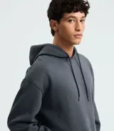 Saco con capucha color beige, con cordón ajustable, bolsillo canguro, mangas largas y barras ajustadas. Confeccionado en algodón con felpa, de corte comfort.