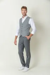 Pantalón de vestir gris con finas rayas verticales, corte slim fit y detalle de hebilla en la cintura.