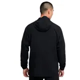 Campera ligera de hombre, diseñada para correr, con material elástico y resistente al clima.