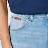 Pantalón de jean celeste de corte recto, con bolsillos delanteros y traseros.