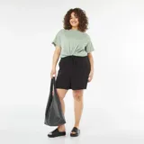 Short negro de corte recto con cintura elástica ajustable con cordón.