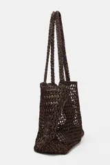 Bolso tipo maxi shopper de rafia tejida en color marrón oscuro, con asas de hombro trenzadas. Incluye un compartimento interior extraíble con cierre de cremallera.