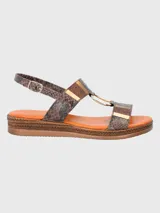 Sandalia de mujer con diseño de tiras en estampado de serpiente, detalles metálicos y suela de plataforma baja, de la colaboración entre Hush Puppies y Massimo Cerutti.