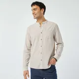 Camisa de lino color beige, de manga larga y cuello mao.