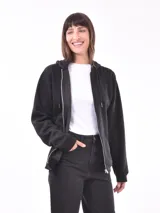Campera con capucha y cierre frontal, color negro.