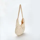 Bolso de hombro tejido a crochet en color crema, con diseño calado y asa larga.