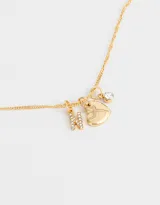 Cadena dorada con dije de strass y corazón de metal.