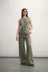 Chaleco de jean celeste con efecto lavado, sin mangas, con cuello redondo y cierre frontal con botones.