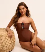 Malla enteriza marrón sin tirantes, confeccionada en microfibra con busto drapeado y escote recto.