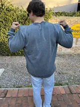Buzo azul de algodón con cuello redondo y logo bordado en el pecho.