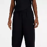 Pantalón de jogging negro de felpa francesa con logo de New Balance estampado en blanco en la pierna izquierda.