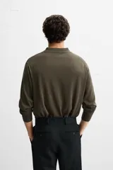 Polo de punto azul marino de corte regular fit, tejido en hilatura con mezcla de algodón y seda. Tiene cuello solapa con cierre frontal de botonadura, manga larga y acabados en rib.