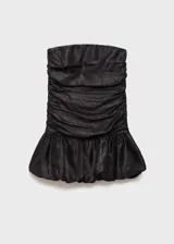 Vestido corto negro strapless con frunces en el cuerpo y falda con volados.