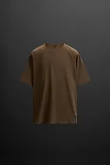Camiseta deportiva marrón de tejido técnico, ligero y elástico con perforaciones. Cuello redondo, manga corta y logo estampado.